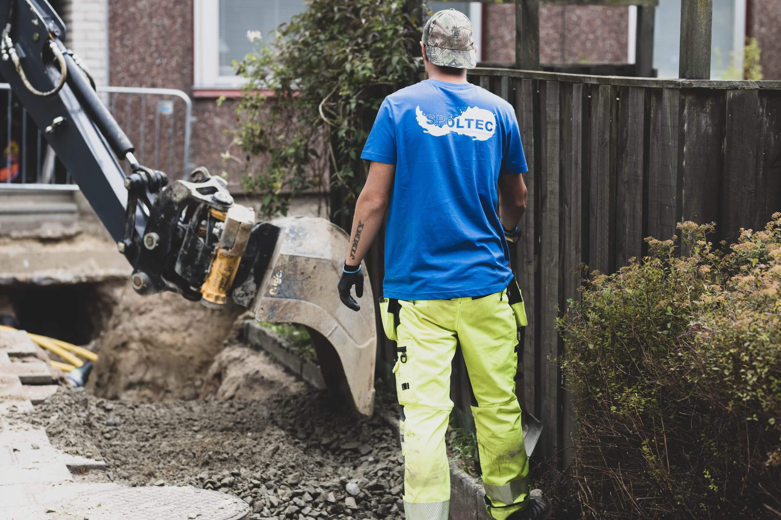 Fyller tillbaka material efter utgrävning